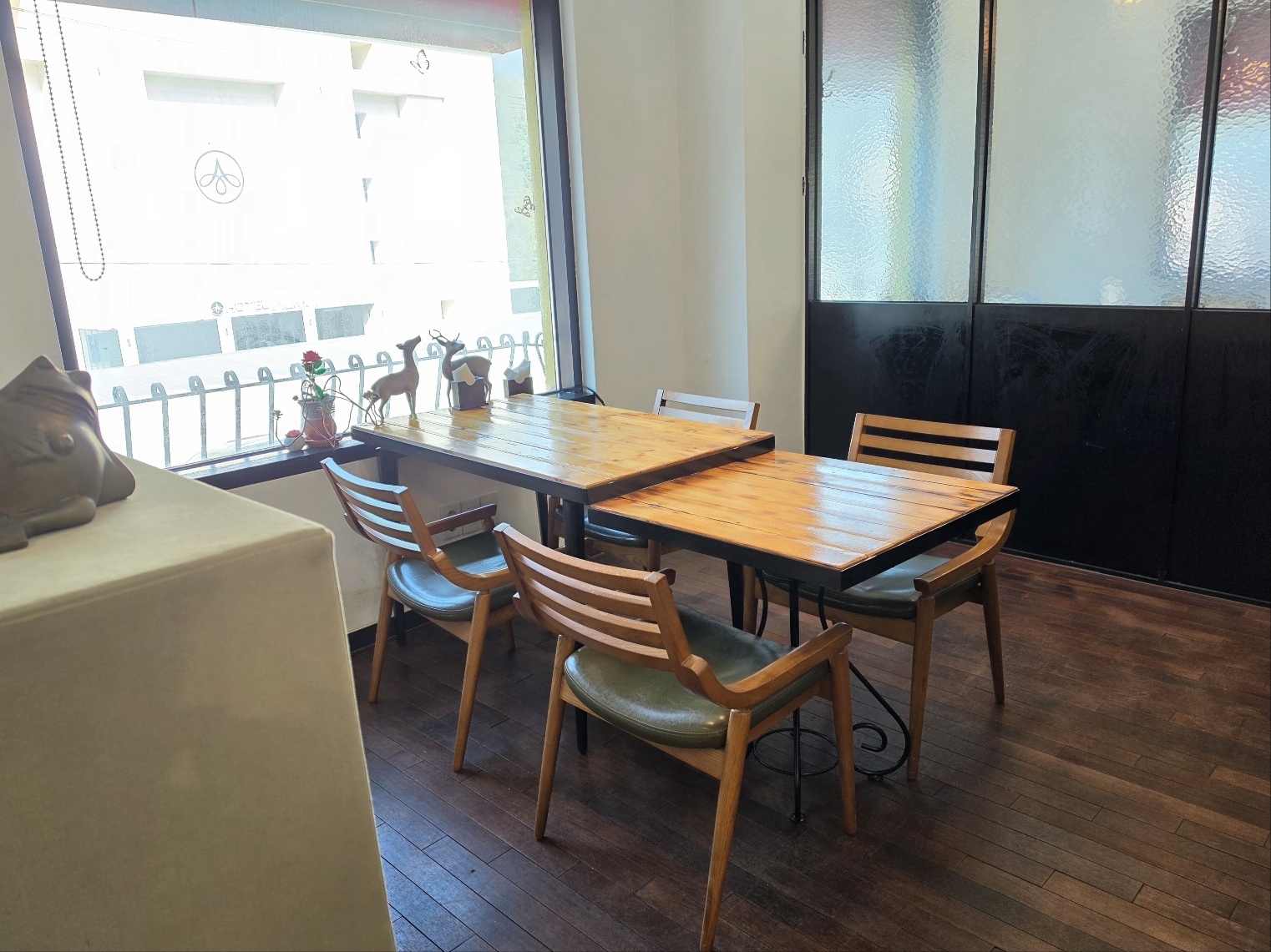 경담사예당아씨 실내 - 창가 테이블